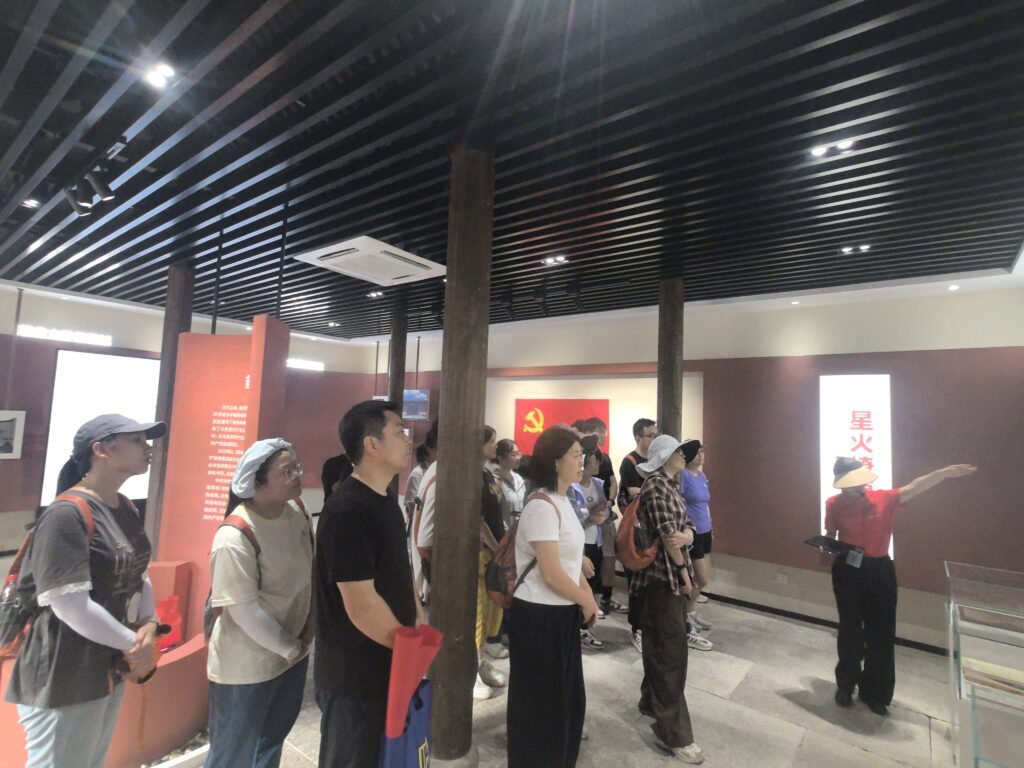 追尋紅色印記，汲取奮進力量 —— 科信聯合黨支部“循跡溯源學思想促踐行”主題黨日活動圓滿舉行