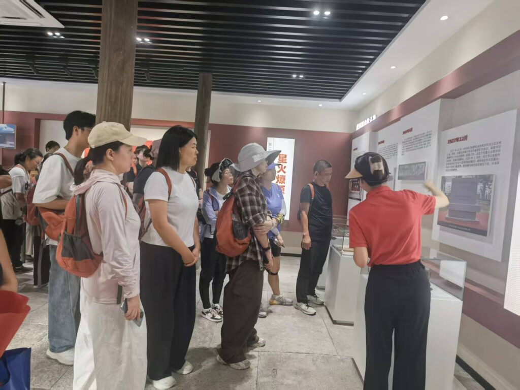 追尋紅色印記，汲取奮進力量 —— 科信聯合黨支部“循跡溯源學思想促踐行”主題黨日活動圓滿舉行