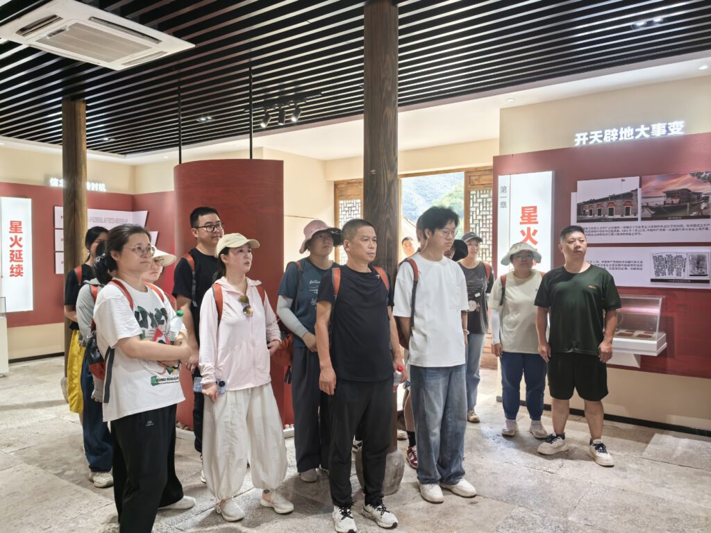 追尋紅色印記，汲取奮進力量 —— 科信聯合黨支部“循跡溯源學思想促踐行”主題黨日活動圓滿舉行