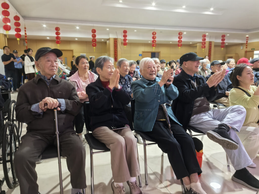 支部聯動先鋒行 情暖重陽獻愛心 | 科信聯合黨支部攜手寶韻第三黨支部共赴頤樂園敬老慰問